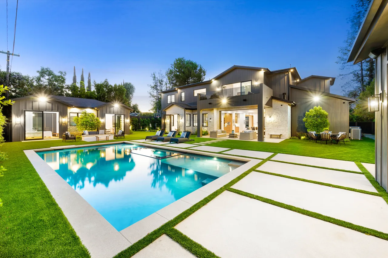 Instyle Pools & Spa Inc